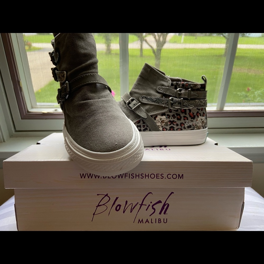 New in box, booties by Blow fish - Picture 4 of 5